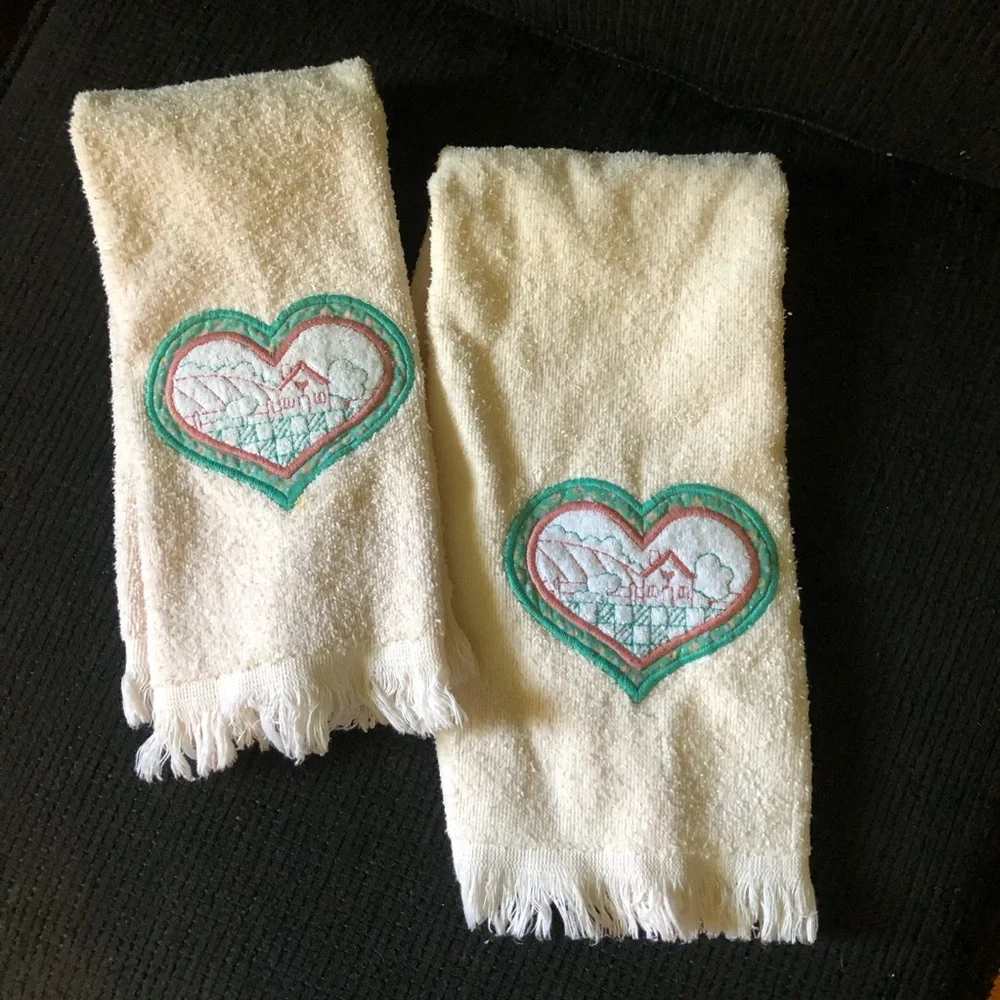 7468 VTG Embroidered Heart Hand Towels Set 2 Fringe Cream Pink Green Made USA